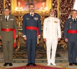 Su Majestad el Rey junto al jefe del Cuartel General Terrestre de Alta Disponibilidad, al almirante de la Flota y al jefe del Mando Aéreo de Combate